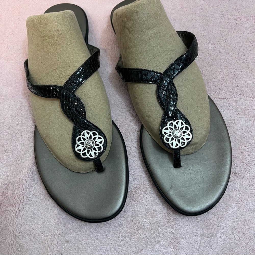 Brighton Poetry Flip Flop Sliver Flower Sandals Size 8.5